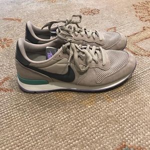 Nike 8.5 lifestyle tennis shoes.